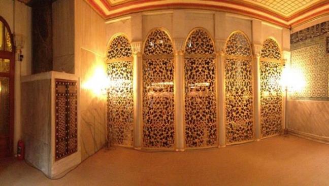 Sultan I. Mahmud&#8217;un hediye ettikleri ise onlarn dndadr. Bu kitaplar arasnda Yavuz Sultan Selim&#8217;in Msr&#8217;dan getirdii kitaplarn olduu da kaynaklarda belirtilmitir. Ktphanedeki yazma eserlerin katalou zenle hazrlanm ve her birinin zeri Haremeyn mfettiinin, Anadolu ve Rumeli kazaskerlerinin mhrleriyle tasdik edilmitir.