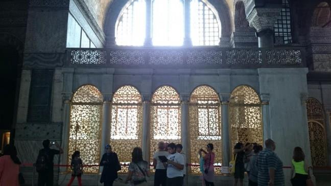 Sultan I. Mahmud Ktphanesi Ayasofya&#8217;nn gneyinde trbeler blmndeki iki destek payanda arasna son derece ustalkla yerletirilmitir. Drt kesi iek bezemeli, mukarnas balkl stunlara dayanan tun bir ebeke ile ktphane ana meknndan ayrlmtr. Kaynaklarda ismine rastlayanmad ktphane nin mimar ktphaneyi ieride ve darda knt yapmadan yerletirerek Ayasofya ile btnletirmitir.