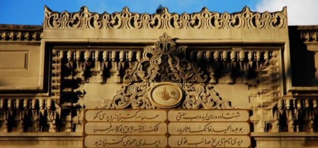 yle ki ktphane kadrosunda hfz- ktbler, ktipler, mcellidler bir yana, dersim, mfessir, muhaddis ve hatta ktphanenin gzel kokmas iin buhur yapacak bir buhurcu bile vard. Ktphanelerin, ayn zamanda birer medrese vazifesi de grd bu devirde sultann stanbul&#8217;da kurduu dier iki byk ktphane, Fatih ve Galatasaray ktphaneleridir.