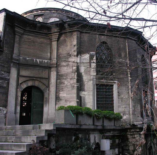 stanbul&#8217;un fethini mteakip Fatih Sultan Mehmed&#8217;in bnsi olduu Eyp Sultan Camii&#8217;nde oluturulan ktphane de ehrin ilk ktphanelerindendir. XX. asrn ilk eyreine kadar faal olan ktphanenin koleksiyonunda 200 kadar kitap vard. Babadan oula hayrl bir miras olarak aktarlan saray k- tphanesi asl muhteem koleksiyonuna, kitap sevgisiyle de mehur Sultan I. Selim devrinde kavutu. Onun fethettii Suriye ve Msr gibi lkelerden gelen kitaplarla by- yen bu ktphane, ileride Osmanl sultanlarnn kuraca birok vakf ktphanesinin de temeliydi aslnda. Kanuni&#8217;nin saltanatnn ilk yllarna rastlar.