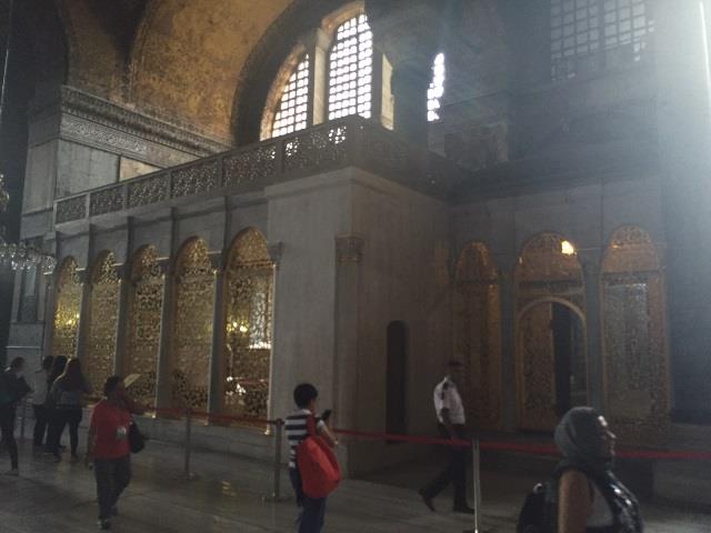 Sonra da Ayasofya&#8217;nn vaizinin vaaz dinlenmi, dualar edilmi ve padiah da grevlilere eitli ihsanlarda bulunmutur. Vakanvis Subhi Mehmed Efendi&#8217;den renildiine gre ktphanenin alnda ktphanede 4.000 civarnda yazma eser bulunuyormu. Ktphanenin yapm tamamlannca Sultan I. Mahmud Galata&#8217;daki Saray- Hmayun Ktphanesi&#8217;nde bulunanlar da buraya vakfetmitir. Bunlarn bir ksm Hazine-i Amire&#8217;den gelmi, bazlarn da sadrazam, eyhlislam, drssade aas bata olmak zere devletin nde gelenleri hediye etmitir.