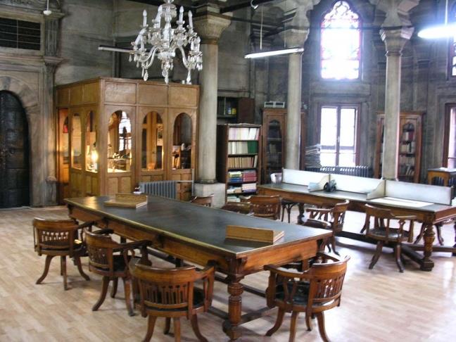 Nitekim o da, yeni ina ettirdii Sleymaniye Klliyesi&#8217;nin ana mekn olan camiye, alndan birka yl sonra saray ktphanesinden kitaplar gndermi ve burada bir ktphane tesis etmiti. Tarihi Subhi, Sultan I. Mahmud&#8217;un kurduu  mhim ktphaneden biri olan Ayasofya Ktphanesi&#8217;yle sultann, eslfnn gerekletiremedii bir ii baardn syler. Zira Ayasofya Ktphanesi, hem koleksiyonunun zenginlii, hem mimarsi ve hem de kadrosunun genilii ile olduka teekkll bir ktphaneydi.