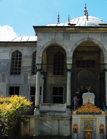 Gnmzde kaybolan baz kitaplarn ise batl mze ve koleksiyonerlerde olduklar sanlmaktadr. Muzaff er Gkmen ktphanedeki yazma eserlerin 4863&#8217;nn Sultan I. Mahmud, 113&#8217;nn eyhlislam Sadeddin Efendi ve 22&#8217;sinin de vakfl arnn belli olmadn, 4998 kitap olduunu ileri srmtr6 . Cevdet Trkay&#8217;n belirttiine gre Ayasofya Ktphanesindeki kitaplar zaman zaman tasnif edilmitir. Bunun sonucu olarak iki fihrist defteri ile bir basl fi hrist kitab ortaya kmtr. Birinci fi hrist byk bir yazma defter olup Sultan I. Mahmud zamannda dzenlenmitir.