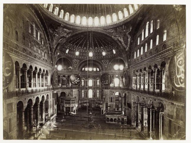 Ayasofya&#8217;daki Sultan I. Mahmud Ktphanesi mimarisi, zengin yazma eserler koleksiyonu ve ok saydaki grevlileriyle dnemin ilgin yaplarndan biri olmutur. Vakfi yesinden renildiine gre ktphanenin olduka geni bir kadrosu vard. Alt hfz- ktb, bir mcellit, bir ktibi ktb, Buhari okuyan okuyucularn hangi sayfada olduklarn belirten iki noktac, temizlie bakan mstahfz, iki bevvab,  ferra, ktphanenin tamiriyle grevli iki meremmeti, bir kuruncu ve ktphanenin gzel kokmasn salayan bir buhurcu, ve bir mhin-nku bunlarn banda gelmitir.