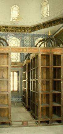 Osmanl dnemi ktphaneciliinde Hafz- Ktbln babadan oula gemesi gelenek olarak uzun yllar srmtr. Evlad olmayan Hafz- Ktbler ldklerinde kitaplar yeniden vakfa intikal etmi veya yerlerine beratla biri getirilmi, bazlar da iten el ektirilmitir. Byle olunca da bazen kitaplar uzun sre sahipsiz ve korumasz kalm; bu da onlarn yok olmalarna, ypranmalarna neden olmutur. Mahkeme-i er&#8217;iyeden Ktip Seyyid brahim Efendi bata olmak zere devrin Hafz- Ktpleri Ayasofya Ktphanesi&#8217;nin ba Hafz- Kt- b Mehmet Tahir Efendi&#8217;nin de bulunduu bir komisyon aracl ile h.1247 (1831) ylnda eski vakf fi hristlerini karlatrarak yeni bir fi hrist meydana getirilmitir.