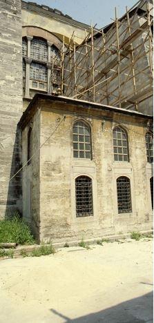 Sultan II. Abdlmecid (1876-1908) dneminde h.1304 (1888-1889) ylnda stanbul ktphanelerinin tasnifi yaplp matbu fi hristleri hazrlanrken Ayasofya&#8217;dakiler de konularna gre otuz drde ayrlmtr. Bunlar arasnda Ceylan derisine kfi yaz ile yazlm Kur&#8217;an, Dioskorides&#8217;in Kitap el-Haayir tercmesi, Cami&#8217;nin Klliyat, Muhiddin&#8217;i Arabi, bni Haldun&#8217;un eserleri, Tarih-i Olcayto, Mesalik al ebsar fi memalik alemsar, Tarih-i Selatin-i Osmaniye, Aybet l Hakaik gibi kitaplar vard. Yakut-u Mustasami&#8217;nin yazlar, Karahisari&#8217;nin, eyh Hamdullah&#8217;n yazlar ile Piri Reis&#8217;in Kitab- Bahriyesi, Ali Kuu&#8217;nun Risale-i Fethiye fi &#8217;l hey ve Fazullah Hurufi &#8217;nin Cavidan da bu eserler arasndayd.