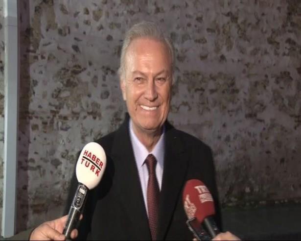 Ediz Hun, Babakan Davutolu'nun daveti zerine toplantya katldn syledi. Birlik, beraberliin ok nemli olduunu vurgulayan Hun, "Zor gnlerde, genlerimizi yitirmekte olduumuz gnlerde birbirimizi sevgiyle, ballk iinde kucaklamamzn nemini vurgulamak zere destek vermek iin buradaym" dedi.