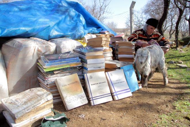 Einin diplomasn alp, daha iyi bir i sahibi olmasn istediini anlatan Gr, ''Kitaplarn da hayvanlarn yaknna koymu, burada hem ders alsn hem de hayvanlaryla ilgilensin. Hayvanlara da bakyor, kitaplaryla da ilgileniyor. Zeki iyi biridir, kendisinden ok razym. nallah okur, diplomasn alr.
