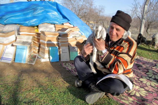 Elaz'da obanlk yapan, 63 yandaki niversite rencisi Zeki Gr, derslerdeki baars ve okuma azmiyle takdir topluyor. Merkeze bal Sarl kynde obanlk yaparken 1988'de girdii niversite snavn kazanan Gr, Frat niversitesi (F) Fen Fakltesi Fizik Blm'ne yerleti.