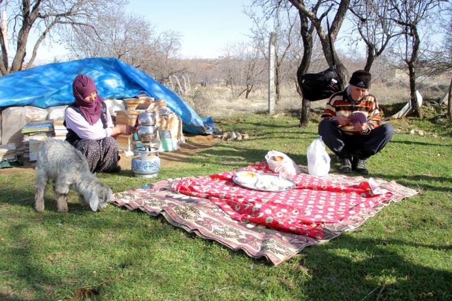 Uzun aradan sonra tekrar okula dnmenin mutluluunu yaadn dile getiren Gr, kitaplarnn yarsn, hayvanlarnn yannda braktn anlatt.Yaklak bin 200 kitab arazide brandann altnda muhafaza ettiini belirten Gr, ''Eve gidip gelmek zaman ald iin kitaplarmn bir ksmn buraya, hayvanlarmn yanna getirdim.