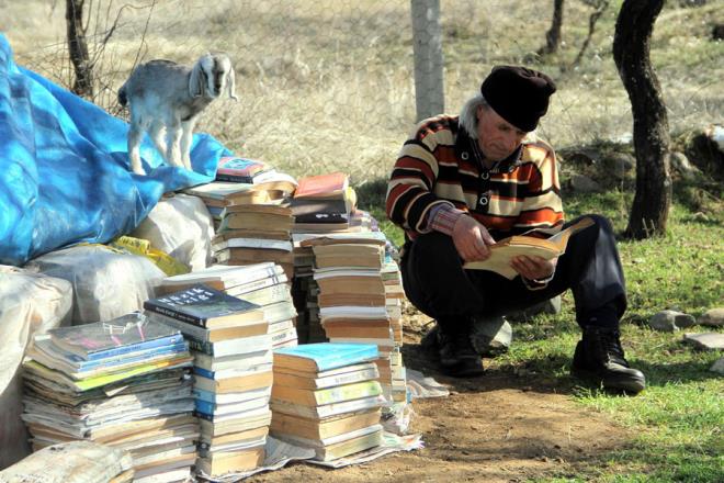 Okulu bitirirsem inallah yksek lisans yapacam.'' dedi. - ''Hem kitaplarndan hem de hayvanlarndan vazgeemiyor''Nezahat Gr (56) ise eini tand gnden beri hep niversite diplomas almann hayalini kurduunu, kendisinin de elinden geldiince ona destek vermeye altn syledi.