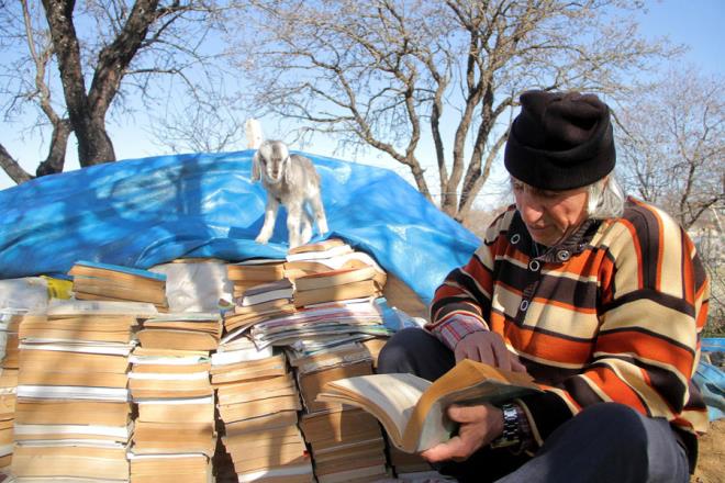Gr, AA muhabirine yapt aklamada, ilkokuldan itibaren bilime kar byk merak bulunduunu ve ailesinin maddi imkanszlklarna ramen lise eitimini tamamlayarak fizik blmn kazandn syledi.niversiteye balad dnemde 4 ocuk babas olduunu, hem okul hem de ky ilerini bir arada gtrememesi zerine maddi sknt yaadn ifade eden Gr, ''Borlarm deyebilmek iin geici olarak okulumu brakmak zorunda kaldm.