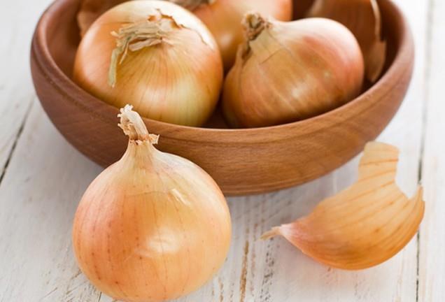 Gne yanklarna birebir soan Gne yanklarna genelde lkemizde yourt srerek are buluyoruz. Ancak asl tedavi soanda. Yanklarnzn stne soan dilimleri koyun ve yann soann suyunu ektiinden emin olun. Bunun stne bir yumurtann akn srerek tedavinizi salayabilirsiniz.