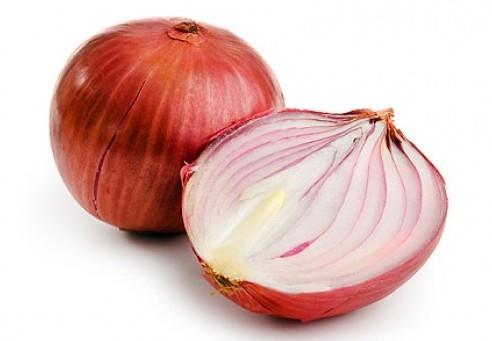 Enfeksiyona kar soan! Vcudunuzdaki bir yara enfeksiyon kaptysa, hastaneye ulamadan nce sizi kurtaracak bir eylere ihtiyacnz varsa bir miktar destekle soan size bir ila olabilir. Bir dilim ekmein stne st kaynatp dkn, stne bir soan rendeleyin ve enfeksiyonlu yarann stne bastrn. 2 saat kadar bu karmn enfeksiyonlu alanla temasn kesmeyin. 2 saat sonra enfeksiyonu bu karmla beraber vcudunuzdan ekebilirsiniz.