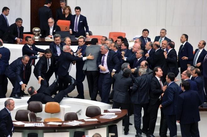 Yln Siyaset Fotoraf ikincisi Cumhuriyet Gazetesi'nden Necati Sava oldu. Trkiye Byk Millet Meclisi Genel Kurulu'nda i gvenlik yasa tasars grmeleri srasnda kan tartma sonucunda CHP Tokat Milletvekili Orhan Dzgn merdivenlerden yuvarlanmt