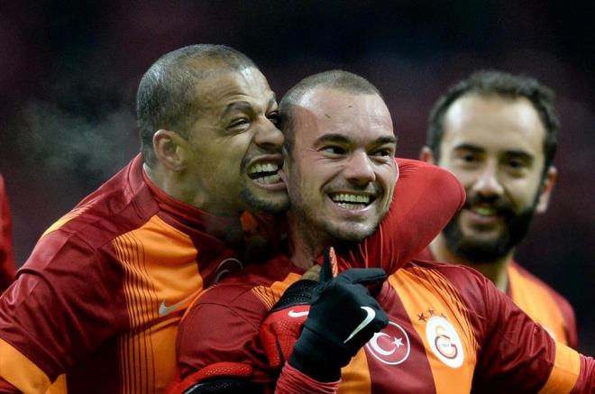 Spor Toto Spor Fotoraf mansiyon dln Anadolu Ajans'ndan Onur oban ald. Galatasaray ile Torku Konyaspor arasndaki karlamada Wesley Sneijder'in att gol sonras Felipe Melo, Sneijder'in kulan srarak gol sevincini paylamt.