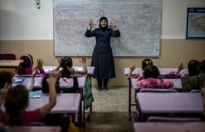 Yarmada Gnlk Yaam dalnda ikincilii, stanbul Kathane'de bulunan Hasdal Ortaokulu'nun akamst Suriyeli Beytul Maktis lkokulu'na dnmesi ve Suriyeli retmenlerin ders vermesini anlatan fotorafyla Cumhuriyet Gazetesi'nden Can Erok elde etti.