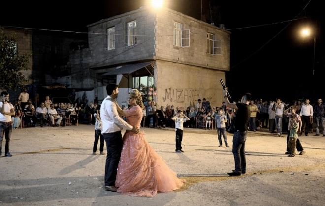 Yarmada Gnlk Yaam dalnda ncl, Kilis'te Yavuzlu Ky'nn ortasnda kurulan Kbra ve Mustafa akr iftinin dn halaynda davetlilerin zaman zaman havaya ate etmesini yanstan fotorafyla Hrriyet Gazetesi'nden Selahattin Snmez elde etti.