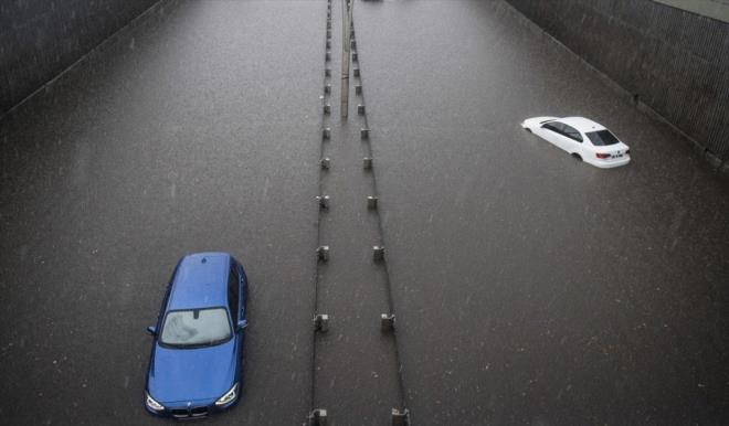 Yarmada evre ve Doa Fotoraf dalnda Anadolu Ajans'ndan Murat Kula, Ankara'daki saanak sonras srclerin zor anlarn yanstan fotorafyla ikincilii elde etti.