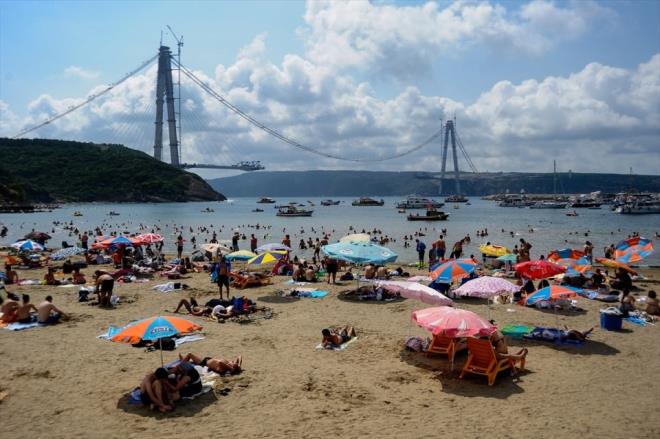 Yarmada Gnlk Yaam dalnda birincilii serbest foto muhabiri Yaz Karahan elde etti. Boazn iki yakasn nc kez birletirecek Yavuz Sultan Selim Kprs'nn inaatnn hemen yannda yer alan Poyrazky Plaj'nda insanlar kpr manzaras ile hafta sonlarn geiriyor.