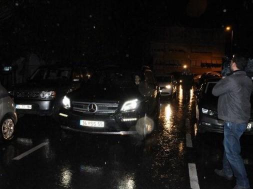 Havaalan dn yemee iki ayr arala giden Sarolu iftinden Yamur Hanm, muhabirlerin fotoraflarn ektiini fark edince hzla gzden kayboldu.