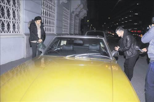 "Benim deil" esprisi  <br>  Lks otomobillere dknlyle tannan Cem Ylmaz, bu kez 70 model klasik bir Mercedes ald. Ei Ahu Yatu ile Karaky Lokantas k grntlenen nl komedyen, otomobilin kapsn aamaynca espri yapt: "Ara benim deil, zorla girmeye alyorum!"