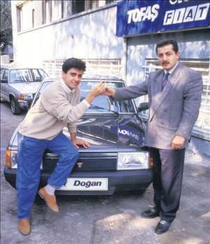 Kk yata hreti yakalayan Emrah&#8217;n ilk gnden itibaren en byk ideali kendisine ait bir otomobili olmasym. Ehliyet ald hafta da, trafikte adna kaytl, her eyi kendisine ait bir Doan marka otomobil alm. Kk Emrah o dnem duygularn yle anlatm: "Kendimi bildim bileli bir otomobilim olsun isterdim. Ehliyet alnca hemen gidip siyah bir Doan aldm. Bu otomobili ok seviyorum. Gece kapnn nne brakp ayrlrken zlyorum. Sabah olsun diye drt gzle bekliyorum. nk otomobilimi zlyorum."