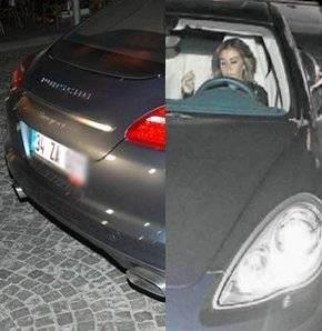 Acun'dan eine Porsche    <br>Zeynep Ilcal, deeri 420 bin TL olan spor otomobille gezdi.    Acun Ilcal'dan pek ok kii tarafndan "Jest" olarak yorumlanacak bir haber...    Ei Zeynep Ilcal genellikle bir ciple grlrd. Ancak getiimiz akam Zeynep Ilcal, Porsche marka bir spor otomobille gezdi. Aracn plakas ise iftin isminin ba harfleri vard.    Zeynep Ilcal'nn gezdii otomobilin piyasa deeri 420 bin TL.