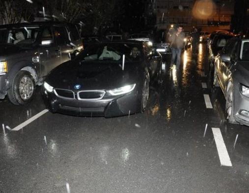 Medyatik ift nceki gn Etiler&#8217;de yemee gitti. Eini havaalannda karlayan Sabri Reyiz yeni ald otomobili kullanrken ei, Mercedes cipiyle onu arkadan takip etti.