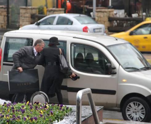 nl arkc Akmerkez'de alveri yaptktan sonra arabasna binerken byle grntlendi.