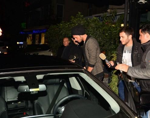 Yaklak bir ay nce ald BMW 6 serisinin Gran Coupe modelinin bu kez siyah modelini tercih eden oyuncunun, trafikte telefonuyla konuarak kurallar ihlal etmesi ise gzden kamad.