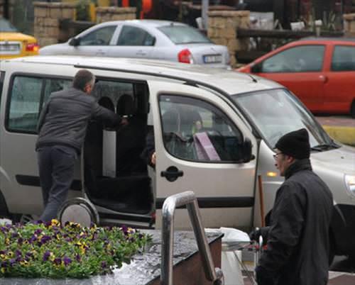 Grnnden dolay yanndan geenlerin tanyamad arkc Candan Eretin'den bakas deildi.
