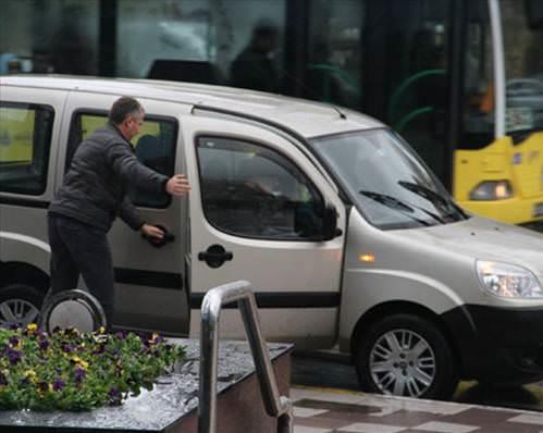 Doblo model arabaya binen Eretin'in arka koltuk yerine ofrnn yanna oturmas ise dikkat ekti.