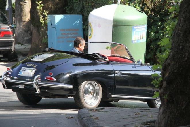 Beikta Kulub Eski Bakan Serdar Bilgili, nceki gn Etiler'de yemek yedii bir kafe k 1950 model klasik Porsche otomobiliyle objektiflere yansd. Bodrum tatilinden getiimiz gnlerde dnen Bilgili'nin, tpk Cem Ylmaz gibi klasik otomobil tutkunu olduu ortaya kt.