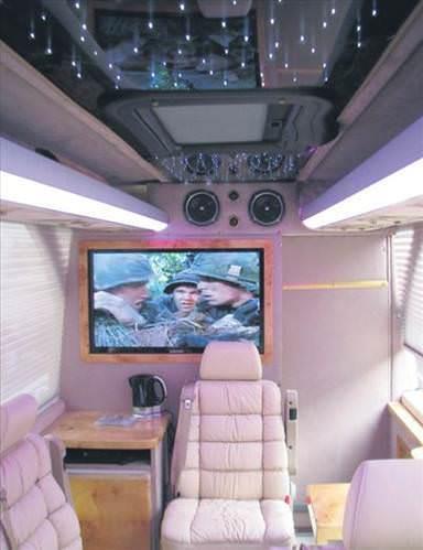 Birok nl gibi Tolga evik'in de arataki tercihi VIP minibs oldu. Ancak komedyenin Mercedes marka minibs, dier minibslere gre hayli gsterili...