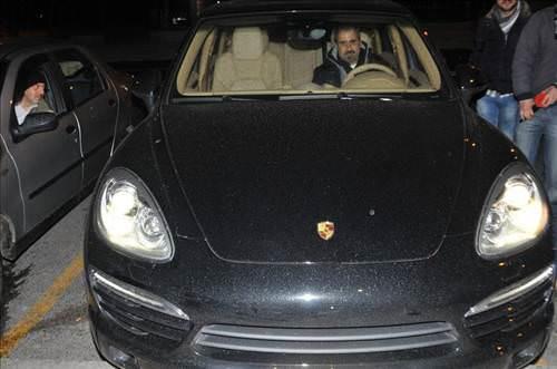 Cimriliiyle ok eletirilen Emrah, ilerleyen yllarda paraya kyd ve Porsche marka otomobil ald.