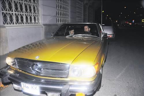 Ylmaz, bir sre uratktan sonra kapy amay baard.