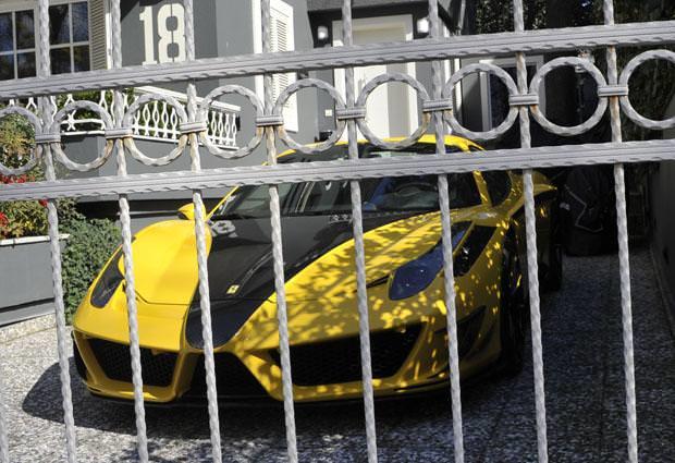 CEM'N SARISI    LKS araba merakyla bilinen Cem Ylmaz, otomobil koleksiyonuna bir yenisini daha ekledi.