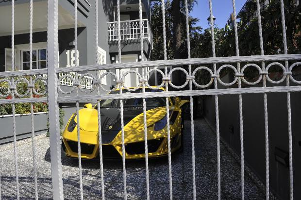 nl komedyen, yeni bir Ferrari satn ald. Koyu Fenerbahe taraftar Ylmaz'n renk tercihi ise sar lacivert oldu. Cem Ylmaz'n Levent'teki ofisinin bahesinde objektife yansyan aracn deeri, 350 bin euro.