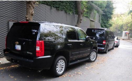 Otomobil tutkunu olan Tarkan, Cadillac Escalade cipini, zel yapm Volkswagen VIP minibsn ve Porsche otomobilini Tarabya&#8217;daki evinin nne park edince sokak lks bir oto galeriye dnd.