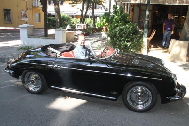 Etiler'deki bir kafede yemek yiyen iadamnn mekann nne park ettii 170 bin dolar deerindeki, 1960 model Porsche 356 Super 90 Roadster otomobili gz kamatrd. Kafenin nnden geenlerin merakl gzlerle szd klasik otomobiline binen Bilgili, fotoraflarn eken gazetecilere ise sitem etti.