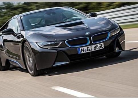 Galatasaray&#8217;n &#8216;Reyiz&#8217; lakapl oyuncusu, bu kez ei iin 180 bin Euro&#8217;ya BMW i8 marka bir ara satn ald. kilinin son otomobilleriyle birlikte garajlarnda lks otomobillerin toplam deeri 4.7 milyon TL&#8217;ye ulat.