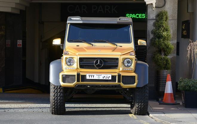 ngiliz basn yollarda grdkleri Araplara ait sper otomobilleri tek tek grntlyor.