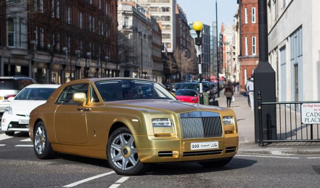 zel uaklarla Londra&#8217;ya tanan yzbinlerce sterlinden balayp, 2 milyon sterline kadar ulaan lks aralar kentin zengin mahallerinden Knigthsbridge, Kensington, Chelsea ve Park Lane gibi yerlerde caddelere park ediliyor.