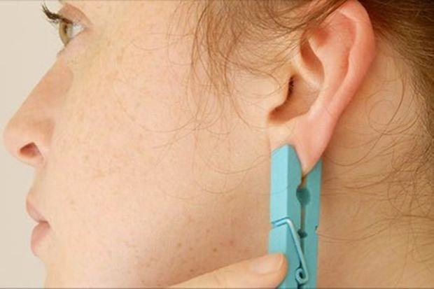 Kulanzdaki baz noktalara mandal tutturarak vcudunuzdaki arlar geirebilirsiniz. Bazen ac en iyi ar kesicidir. Phil Mutz in ve Antik Msr tekniklerini birletirerek kulaktaki ar noktalarna mandalla bask uygulama yntemini ortaya koydu. te tek ihtiyacnz olan bir mandal ve aadaki talimatlar...