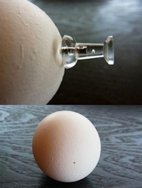 Yumurtanza minik bir delik ap yle kaynatrsanz ok daha kolay soyulduunu greceksiniz.