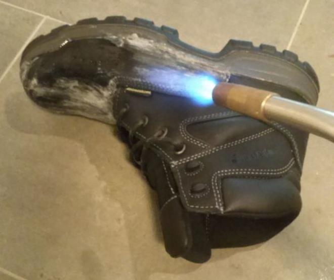 Siz fotorafta ayakkab tamircilerinin kulland bu yntemden uzak durun. Balmumu srme ilemi tamamlandktan sonra sa kurutma makinesi yardmyla balmumunu kurutuyorsunuz.