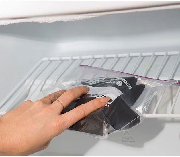 Plastik bir poet ierisine koyup buzlua atn. 1 gece boyunca buzlukta beklettiiniz orab karn ve znmesini bekleyin.