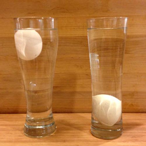 Yumurtanz su dolu bir kaba koyarak ne durumda olduunu anlayabilirsiniz. Eer dibe kp yana yatyorsa yumurtanz iyi, yzeye doru kyorsa yumurtanz rk demektir.