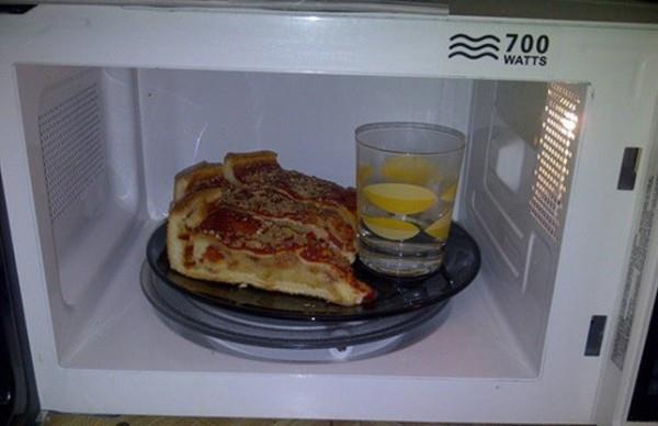 Mikrodalga frna koyduunuz pizzalarn dileri kracak kadar sert olmamas iin pizzann yannda bir bardak da su koyun. Kurumay nasl engellediinin hayretle farkna varacaksnz.